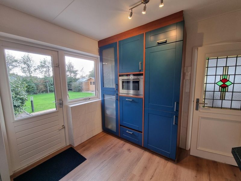 Kitchen overlooking the garden in Bungalow Epelaan 13, De Koog, Texel, with lots of light.