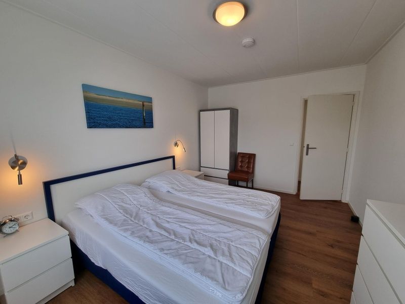 Master bedroom in Bungalow Epelaan 13, De Koog, Texel, with double bed and serene furnishings.