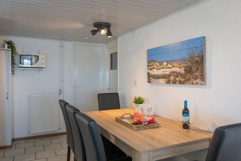 Essecke im Bungalow 1, De Koog, Texel mit moderner Einrichtung und gemuetlicher Atmosphaere fuer Familienessen.