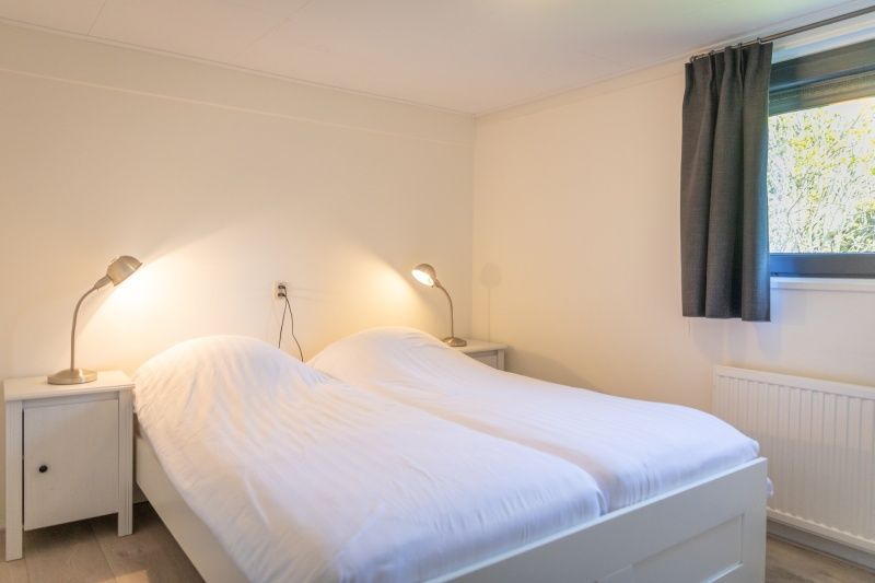 Attraktives Schlafzimmer im Bungalow 1, De Koog, Texel mit Doppelbett und ruhigem Ambiente fuer eine gute Nachtruhe.