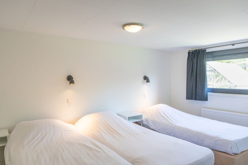 Geraeumiges Schlafzimmer im Bungalow 1, De Koog, Texel mit drei Einzelbetten, ideal fuer Familien.