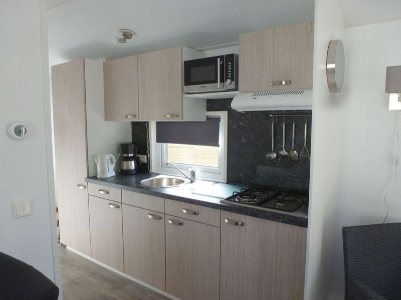 Fully equipped kitchen of Chalet Bregkoog 47 'De Muy' in De Koog, Texel. Ideal for self-catering vacations.