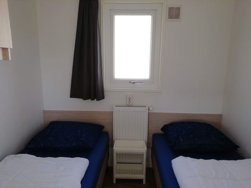 Second bedroom of Chalet Bregkoog 47 'De Muy' in De Koog, Texel. Two single beds for additional guests.