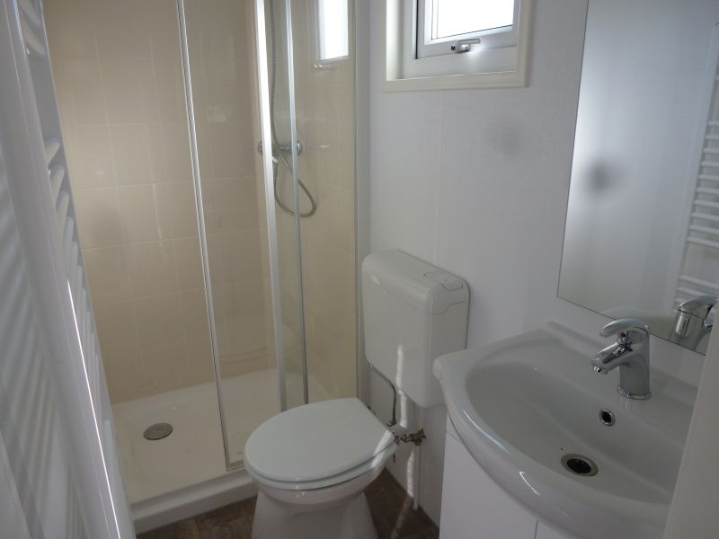 Bathroom of Chalet Bregkoog 47 'De Muy' in De Koog, Texel. Modern shower and sink for comfort.