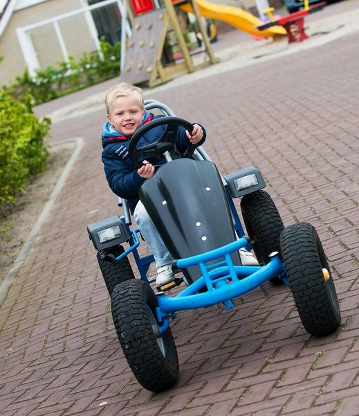 Child plays on go-kart at Villa 6, De Koog Texel, child-friendly vacation home on the Wadden Islands.
