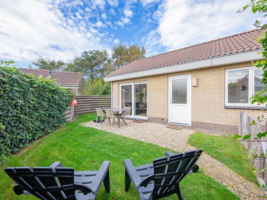 Cozy garden with terrace at De Strandvondst vacation home in De Koog, Texel.