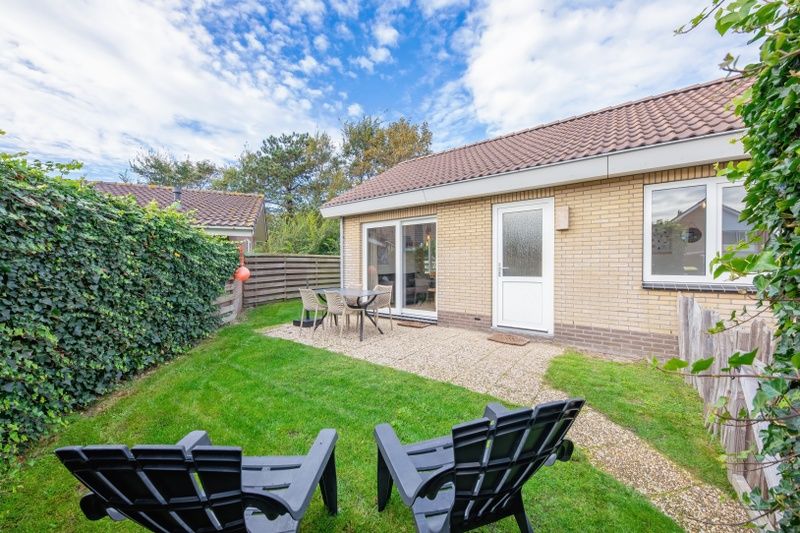 Outdoor space with comfortable chairs at De Strandvondst in De Koog, Texel.