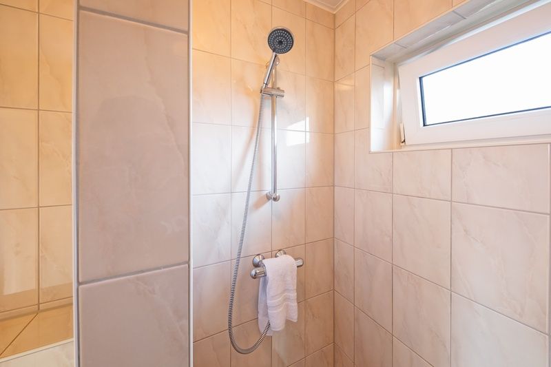 Modern bathroom with shower in De Strandvondst vacation home, De Koog, Texel.