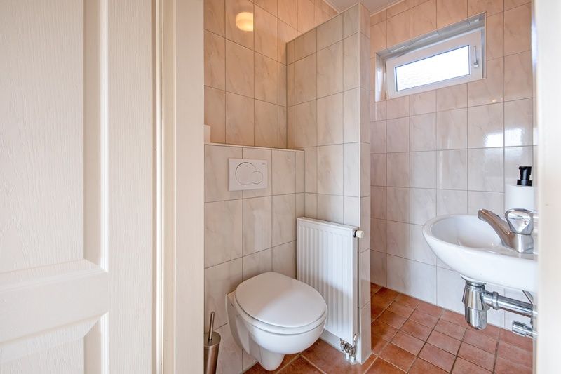 Stylish bathroom with toilet in De Strandvondst vacation home, De Koog, Texel.