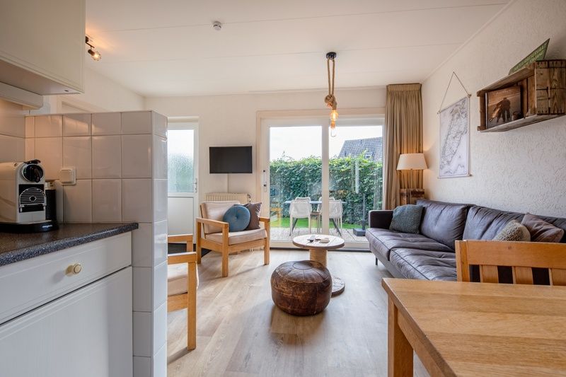 Cozy indoor space overlooking garden in De Strandvondst vacation home, De Koog, Texel.