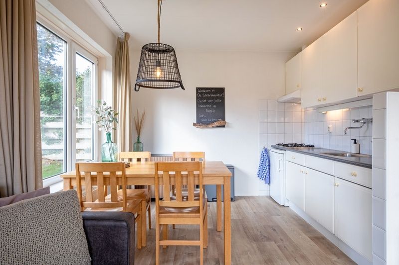 Dining area and kitchen in De Strandvondst vacation home, De Koog, Texel.