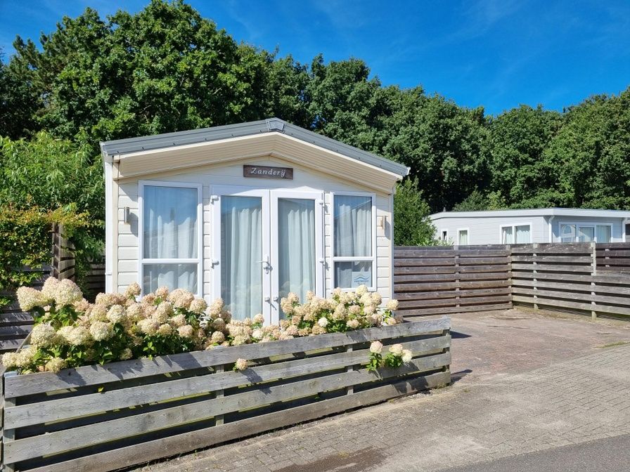 Chaletpark Bregkoog, De Koog Texel, vacation home with sunny veranda and flowering hydrangeas.