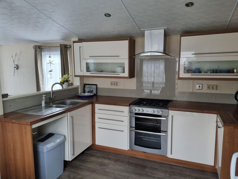 Modern kitchen in Chalet Bregkoog 16 Zanderij, De Koog Texel, complete with stove and wooden worktop.