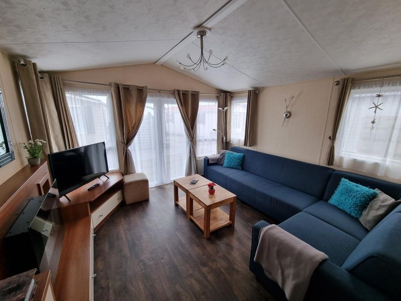 Chalet Bregkoog 16 Zanderij, De Koog Texel, living room with flat-screen TV and cozy furnishings.