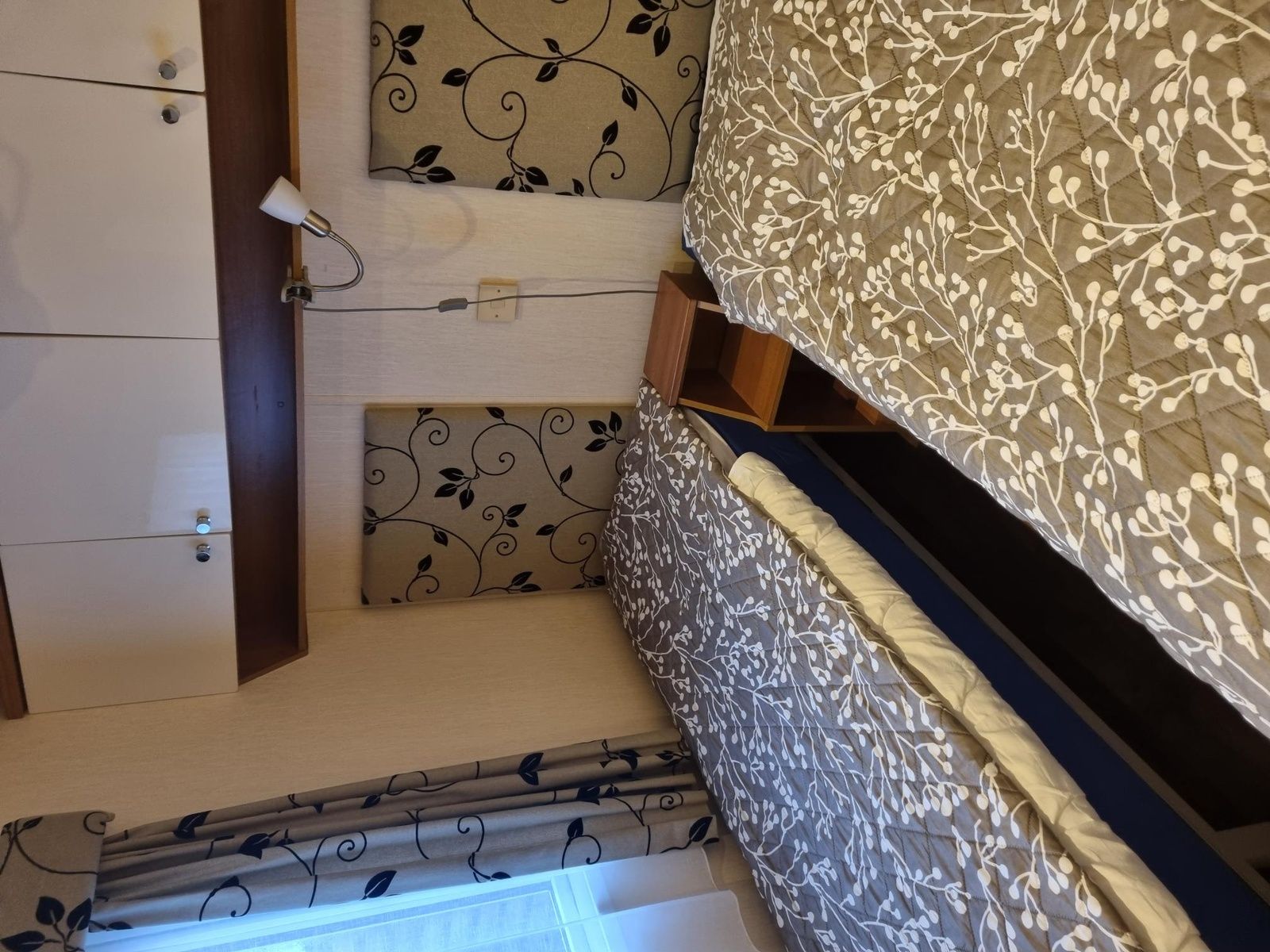 Chalet Bregkoog 16 Zanderij, De Koog Texel, bedroom with comfortable beds and natural light.