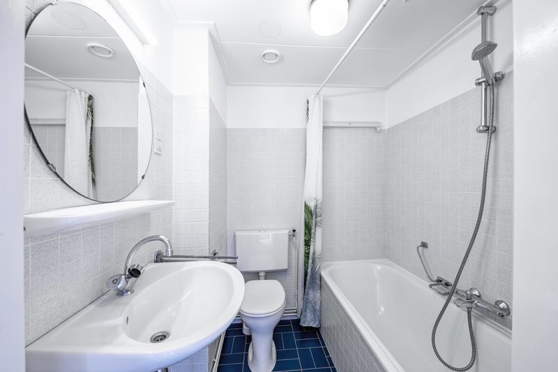 Fresh bathroom in Two persons apartment large - second floor, De Koog, Texel with bath and shower.