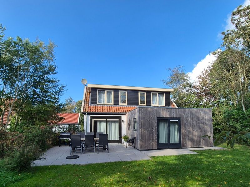 Terrace of Landgoed Springtij - Stulpje vacation home in De Koog Texel, ideal for relaxation.