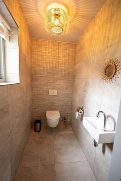 Modern bathroom in Landgoed Springtij - Stulpje vacation home in De Koog Texel.