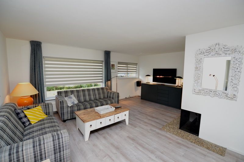 Gemuetliches Wohnzimmer von Ruijslaan 75 / de Paddestoel, Ferienhaus in De Koog, Texel, mit bequemen Sofas.