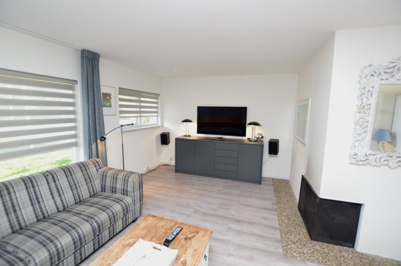 Modernes Wohnzimmer mit TV in Ruijslaan 75 / de Paddestoel, Ferienhaus in De Koog, Texel.