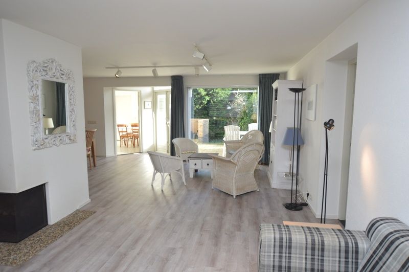 Helles Wohnzimmer mit Zugang zur Terrasse in Ruijslaan 75 / de Paddestoel, Ferienhaus in De Koog, Texel.