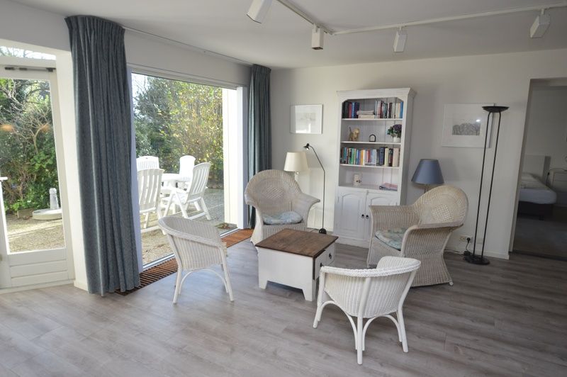 Gemuetliche Leseecke mit Blick auf den Garten in Ruijslaan 75 / de Paddestoel, Ferienhaus in De Koog, Texel.