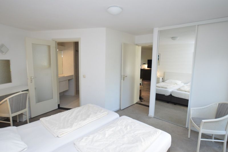 Geraeumiges Schlafzimmer mit Doppelbett in Ruijslaan 75 / de Paddestoel, Ferienhaus in De Koog, Texel.