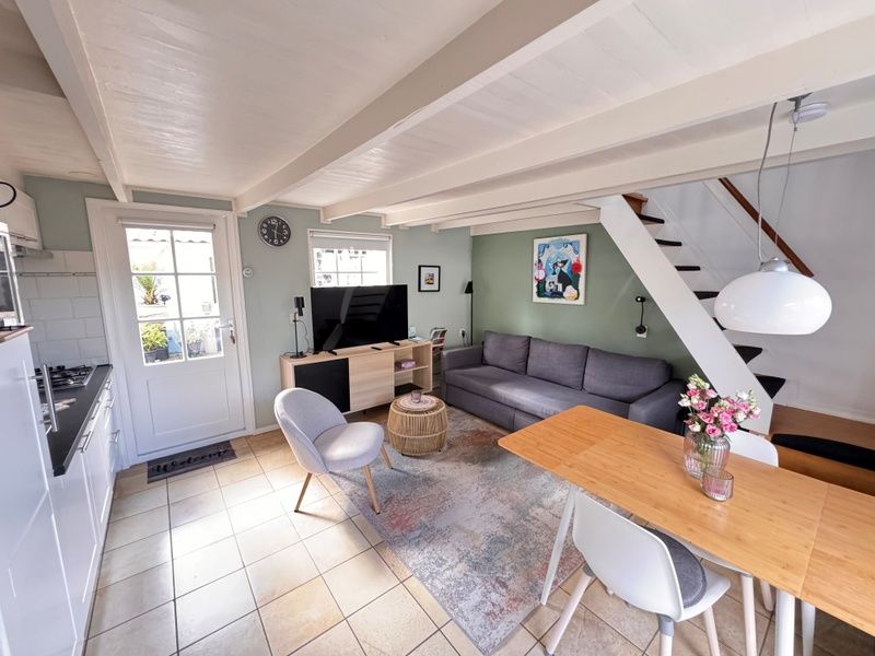 Helles Wohnzimmer im Ferienhaus Texel D, De Koog, Texel, mit komfortablen Moebeln und einer einladenden Atmosphaere.