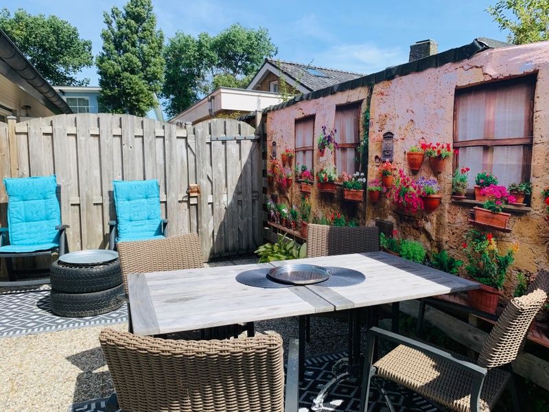 Geraeumiges Schlafzimmer im Ferienhaus Texel D, De Koog, Texel, mit grossem Bett und viel Tageslicht.