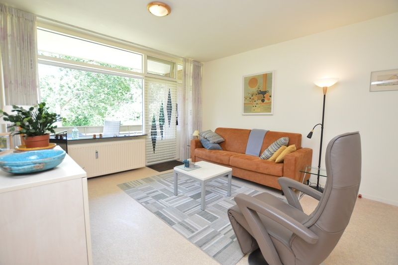 Helles und geraeumiges Wohnzimmer des Appartements Kerckeland 64 in De Koog, Texel, ideal zum Entspannen.