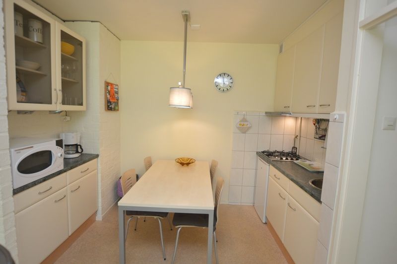 Funktionelle Kueche im Apartment Kerckeland 64, De Koog, Texel, mit Essecke und modernen Geraeten.