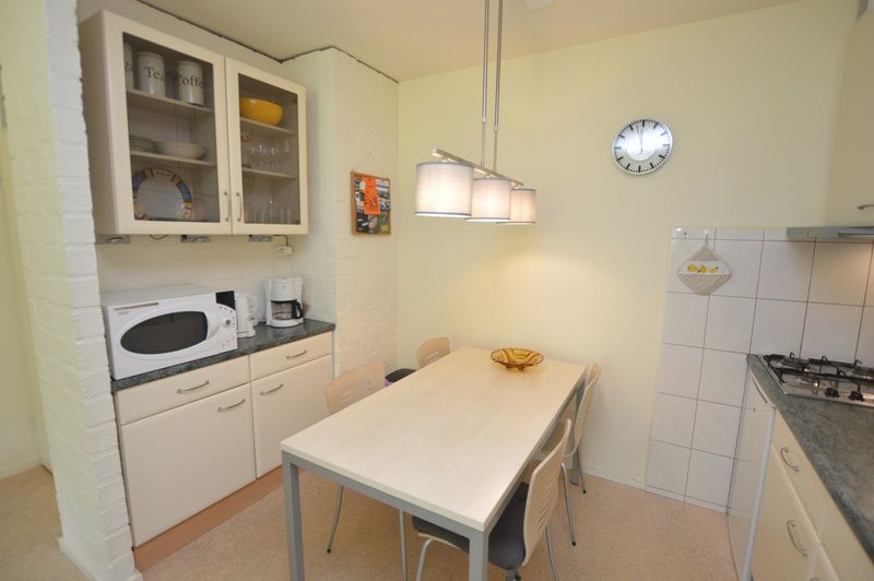 Essecke und Kueche im Apartment Kerckeland 64, De Koog, Texel, ideal fuer gemeinsame Mahlzeiten.