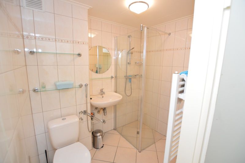 Stilvolles Badezimmer im Appartement Kerckeland 64, De Koog, Texel mit moderner Dusche und Annehmlichkeiten.