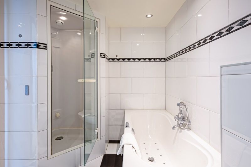 Luxe badkamer met jacuzzi en douche in Appartement - 4-persoons (1533), gelegen in De Koog, Texel, Waddeneilanden.