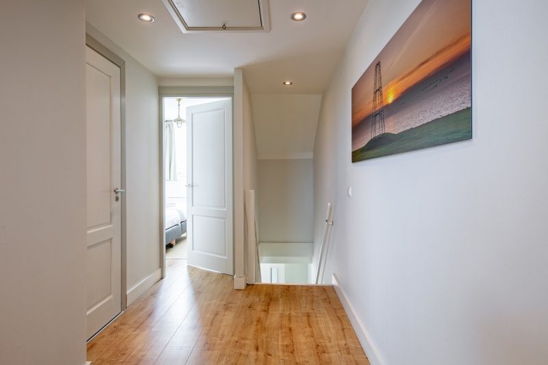 Ruime hal in Appartement - 4-persoons (1533) in De Koog, Texel met moderne inrichting en toegang tot de slaapkamers.