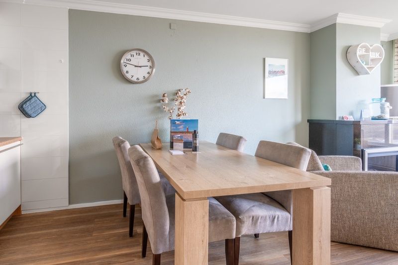 Stijlvolle eetkamer in Appartement Juliana 164 Zeezicht, De Koog, met comfortabele stoelen.
