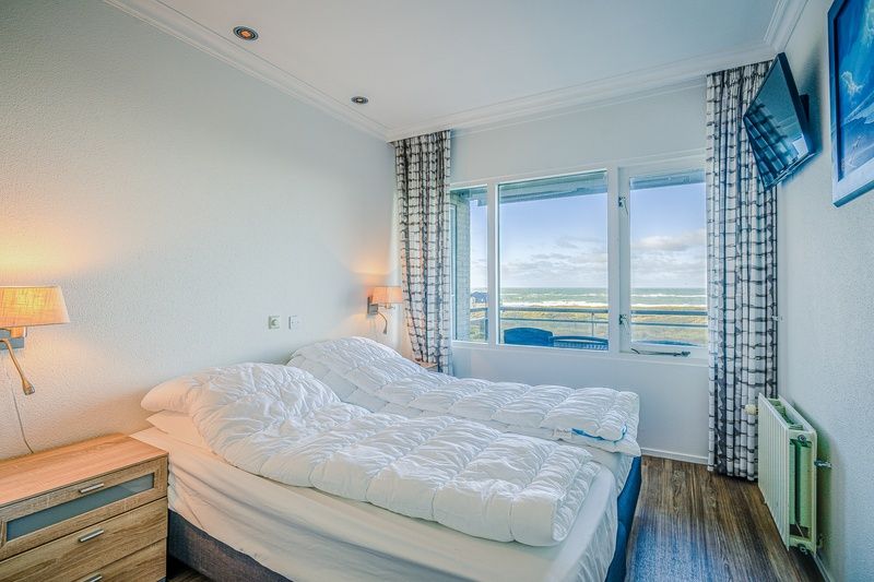 Knusse slaapkamer met uitzicht op zee in Appartement Juliana 164 Zeezicht, De Koog.
