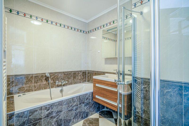 Luxe badkamer met bad en douche in Appartement Juliana 164 Zeezicht, Texel.