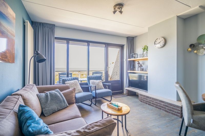 Helles Wohnzimmer mit bequemen Sitzgelegenheiten im Apartment Juliana 156 Zeezicht, De Koog, Texel.