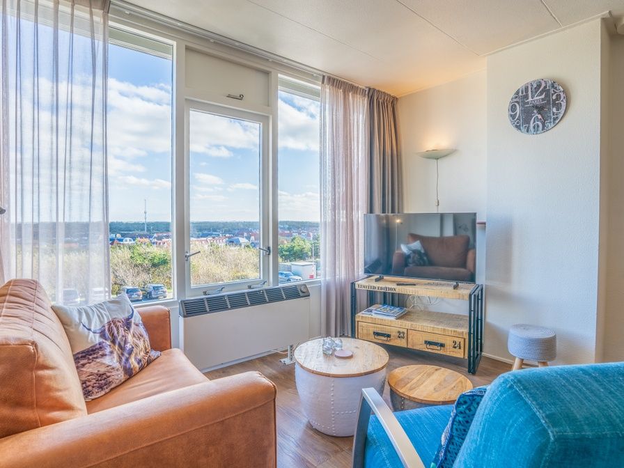 Gemuetliches Wohnzimmer von Appartement Juliana 172 Eilandzicht in De Koog Texel mit schoener Aussicht auf die Watteninseln.