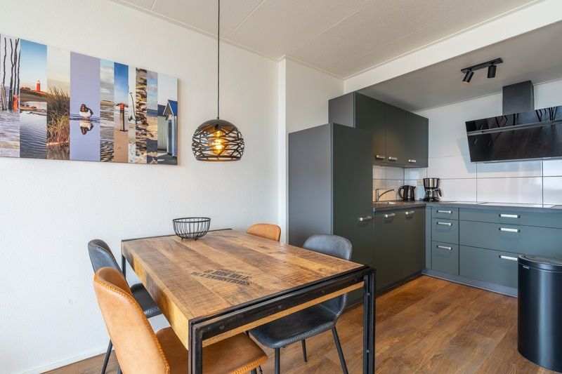 Moderne Kueche und Essbereich im Appartement Juliana 172 Eilandzicht, De Koog Texel, ideal fuer einen Urlaub auf den Watteninseln.