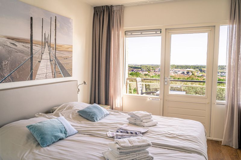 Helles Schlafzimmer mit Blick auf die Natur im Appartement Juliana 172 Eilandzicht, De Koog Texel, auf den Watteninseln.