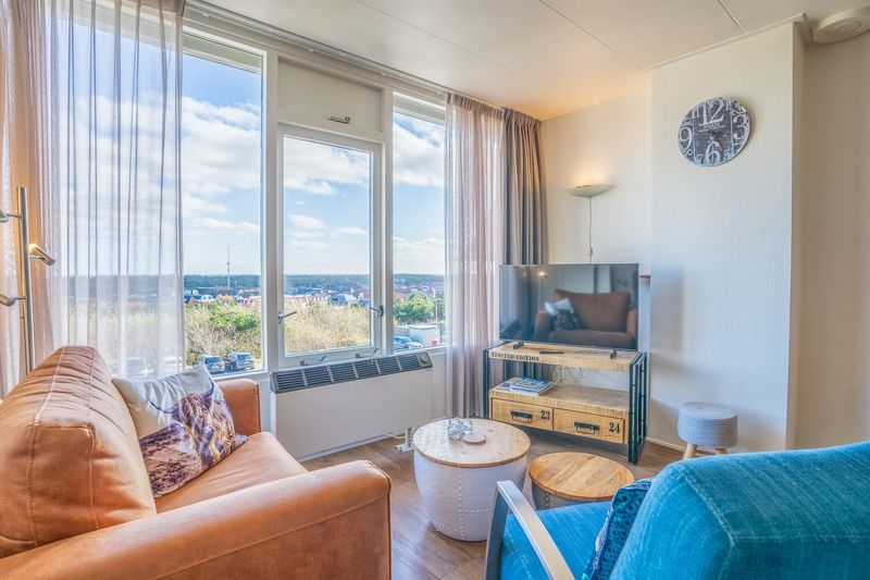 Sonniges Wohnzimmer mit Blick auf Texel im Apartment Juliana 172 Eilandzicht, De Koog auf den Watteninseln.
