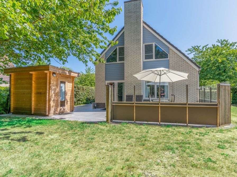 Vacation home Honeysuckle 43 with sauna in De Koog, Texel, offers a spacious garden with a sunny terrace and surrounding nature.