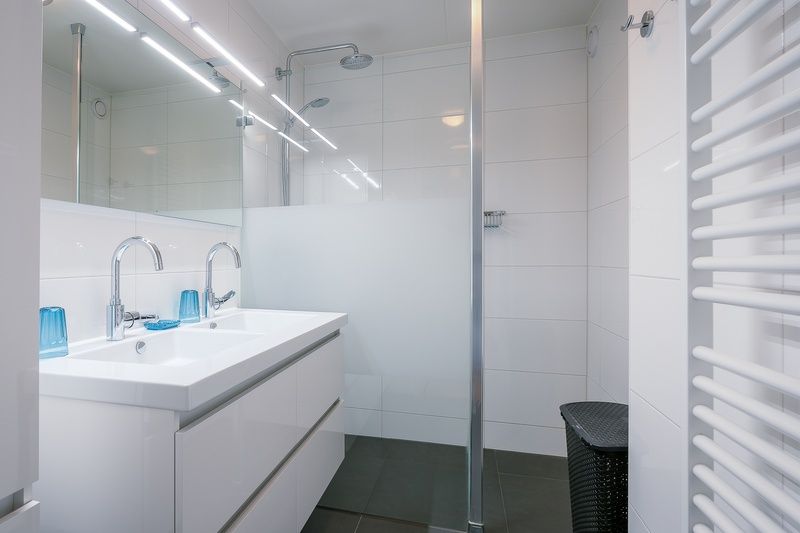Stylish bathroom in Apartment Juliana 042, De Koog, Texel, with modern amenities and spacious shower.