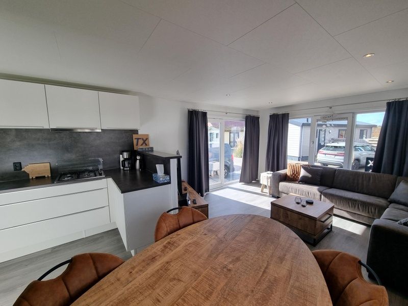 Chaletpark Bregkoog - Chalet 45 TX45 in De Koog, Texel, offene Kueche und heller Wohnbereich im Ferienhaus.