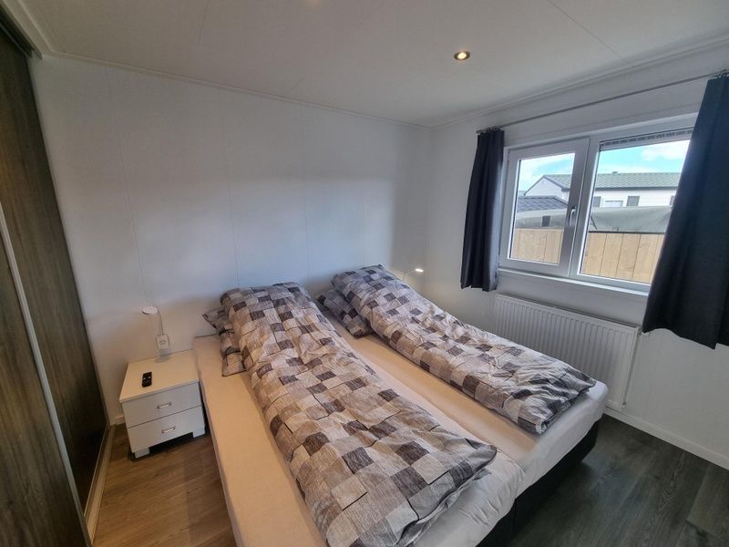 Chaletpark Bregkoog - Chalet 45 TX45 in De Koog, Texel, komfortables Doppelschlafzimmer mit Tageslicht.