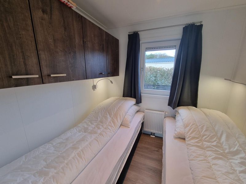 Chaletpark Bregkoog - Chalet 45 TX45 in De Koog, Texel, gemuetliches zweites Schlafzimmer mit zwei Einzelbetten.