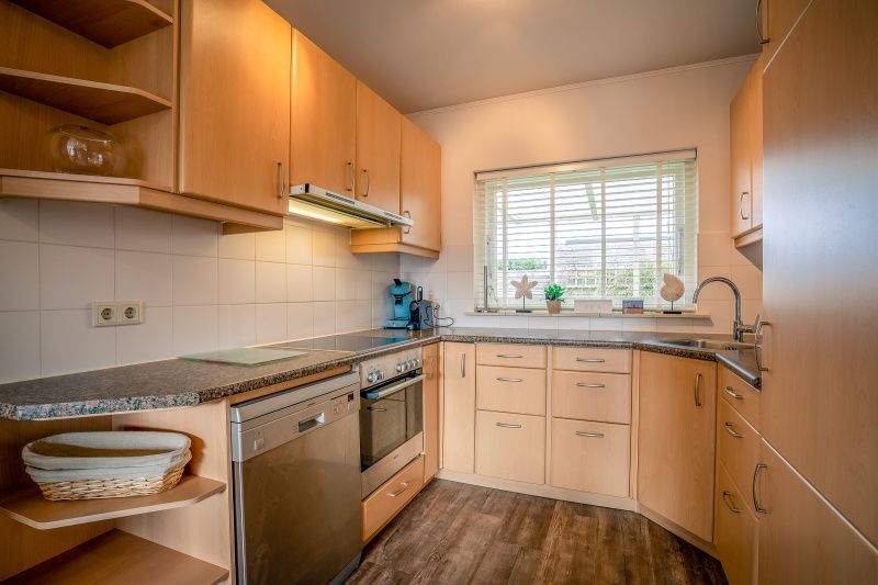 Fully equipped kitchen in Orchismient 2, vacation home De Koog, Texel with modern appliances.