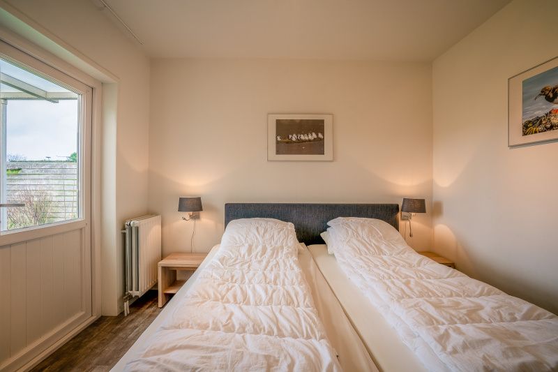 Bedroom with two single beds in Orchismient 2, vacation home De Koog, Texel for comfortable sleep.